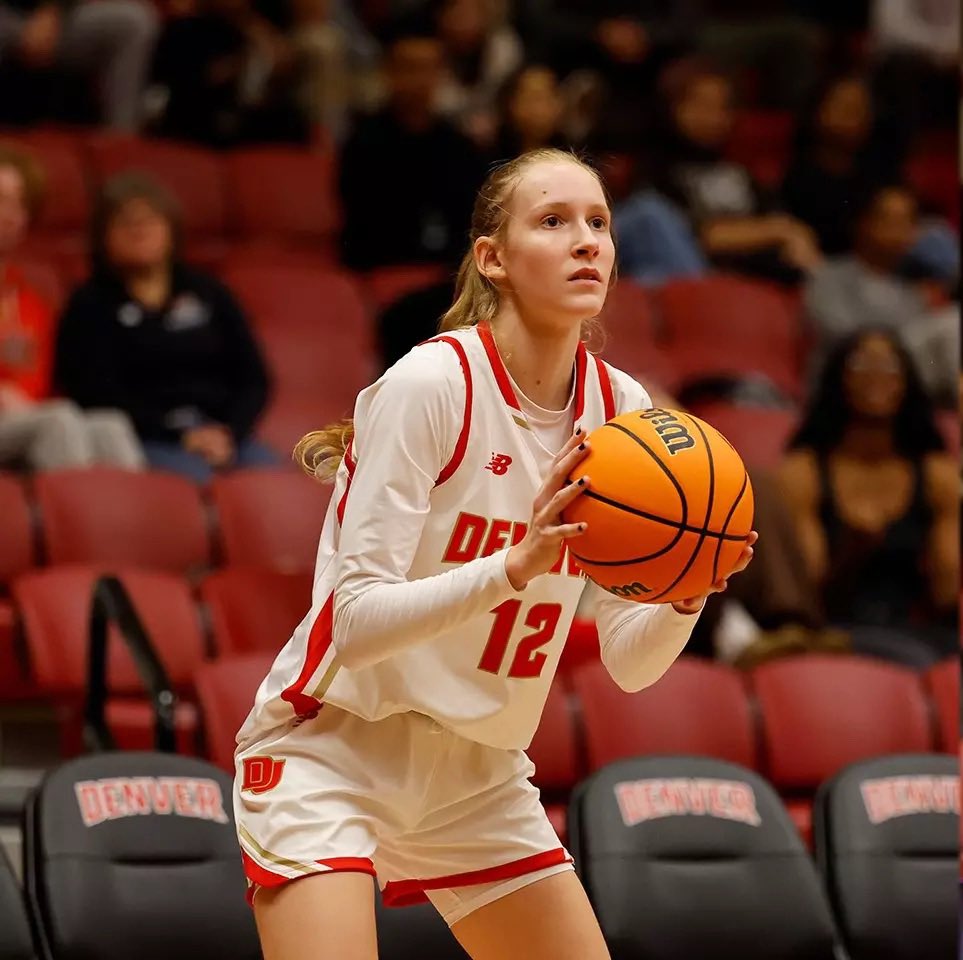 EliteSportsESP's tweet photo. ⚠️🚨🎓🇺🇸¡NUEVO DOBLE-DOBLE DE LAIA MONCLOVA EN LA @NCAA D1!⛹🏼‍♀️💎🇪🇸‼️

🤩📊: La alero balear de @DU_WHoops ha sumado 13PTS y  12REB en la W✅ de esta madrugada 🆚 @KCRoosWBB

💥🍿¡¡SHOW DE LA JUGONA JUNIOR ESPAÑOLA QUE ESTÁ PROMEDIANDO 11 PUNTO POR PARTIDO!!!!🔥🥵 https://t.co/Iruj4wRuGJ