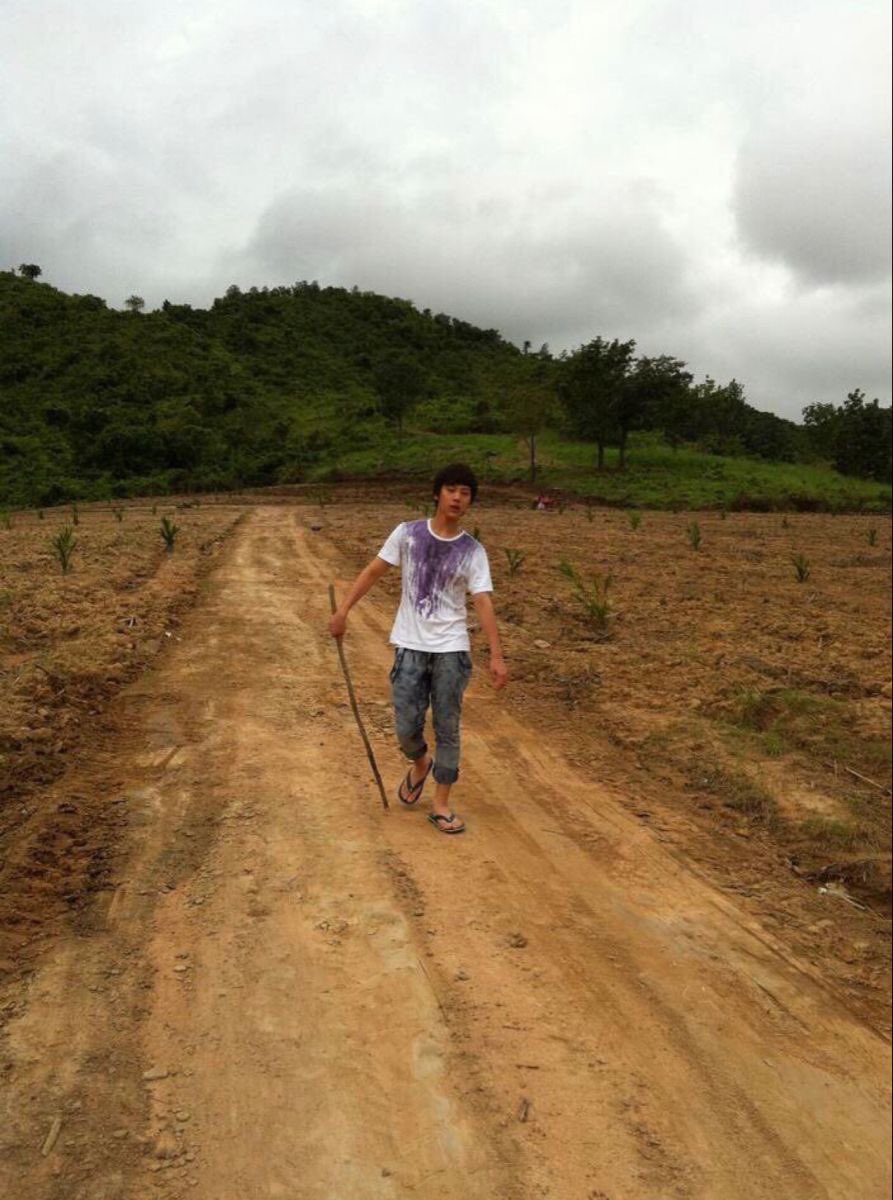 blweracc00n's tweet image. บ้านรวยชาวเน็ตไม่ชอบ ต้องมีสตอรี่เด็กน้อยชาวทุ่งเข้ากรุงมาทำตามความฝัน😔 ฮีก็เป็นเด็กไร่ทุ่งมาก่อน ทั้งถางดิน ขับแท็คเตอร์ ทำอะไรไม่รู้ภาพ 3 ปีนต้นมะพร้าวเก็บลูกขาย น้องก็ยากลำบากมาก่อนทำไมชาวเน็ตถึง…😭