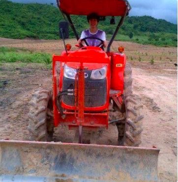 blweracc00n's tweet image. บ้านรวยชาวเน็ตไม่ชอบ ต้องมีสตอรี่เด็กน้อยชาวทุ่งเข้ากรุงมาทำตามความฝัน😔 ฮีก็เป็นเด็กไร่ทุ่งมาก่อน ทั้งถางดิน ขับแท็คเตอร์ ทำอะไรไม่รู้ภาพ 3 ปีนต้นมะพร้าวเก็บลูกขาย น้องก็ยากลำบากมาก่อนทำไมชาวเน็ตถึง…😭