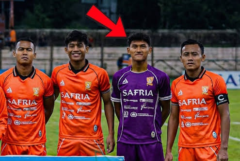 gilabola_ina's tweet photo. Komite Disiplin merujuk Pasal 48 jo. Pasal 49 jo. Pasal 10 jo Pasal 19 Kode Disiplin 2025 memutuskan sanksi hukuman larangan beraktivitas dan berpartisipasi di sepak bola di bawah naungan PSSI seumur hidup serta sanksi denda sebesar Rp5.000.000 kepada kiper PSIR Rembang, Raihan Ably atas pelanggaran yang dilakukannya terhadap pemain Persikaba Blora.