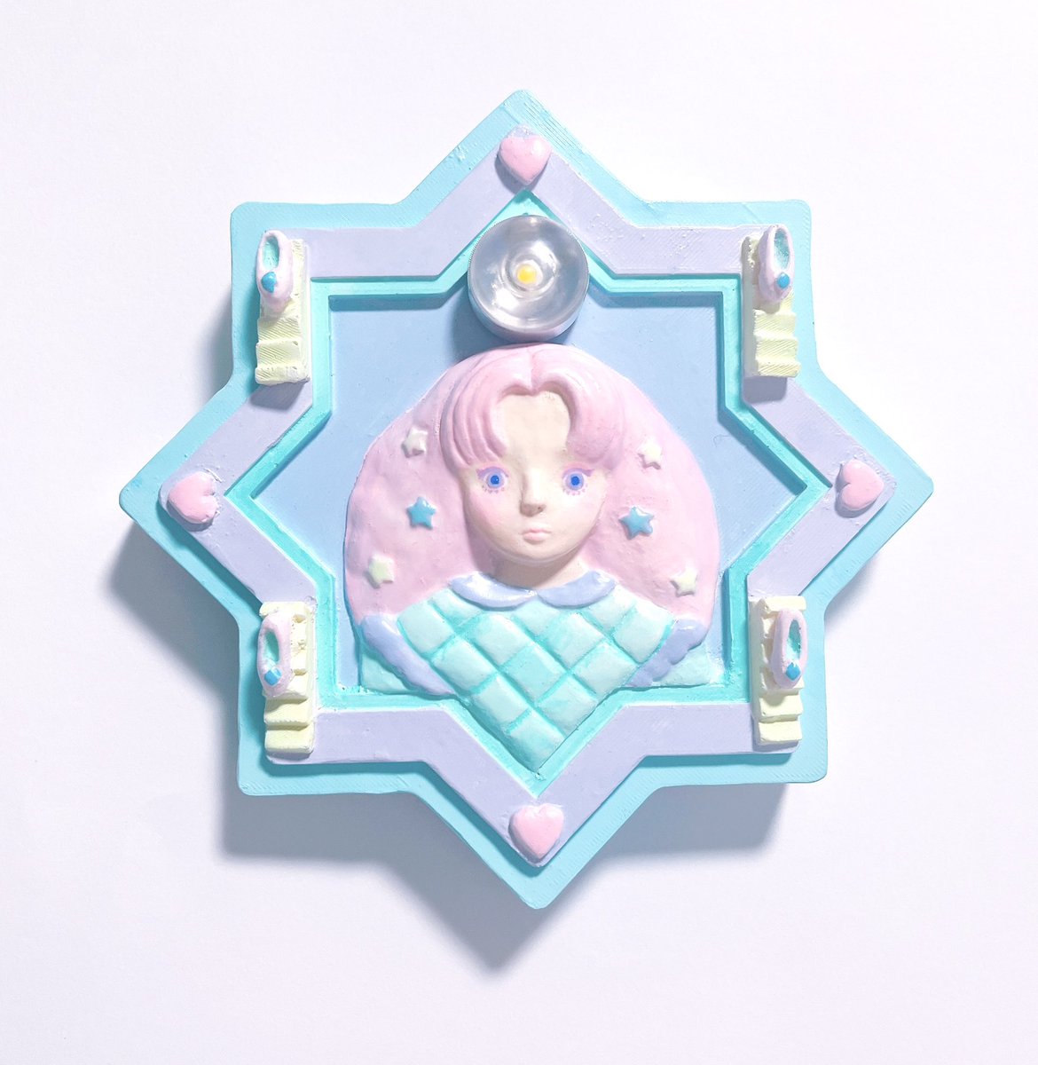 RGB_ypbpr's tweet photo. ネグリジェを着た女の子の、壁にかけられるランプです。少し前に制作したものをデザインし直しました💎 https://t.co/1pnPV5vttd