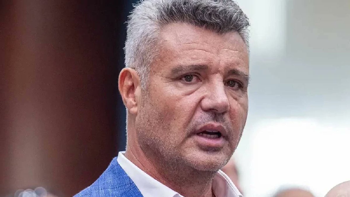 Sadettin Saran'ın yargılandığı "yasa dışı bahis reklamı" davası 4 Haziran'a ertelendi.

Saran’ın savunmasından kesitler:

• Ben devlet memuru çocuğuyum. Şirketi 30 yıldır dişimle tırnağımla kurdum. Yasa dışı bahsi özendirmemiz asla söz konusu olamaz.

• İşimiz spor