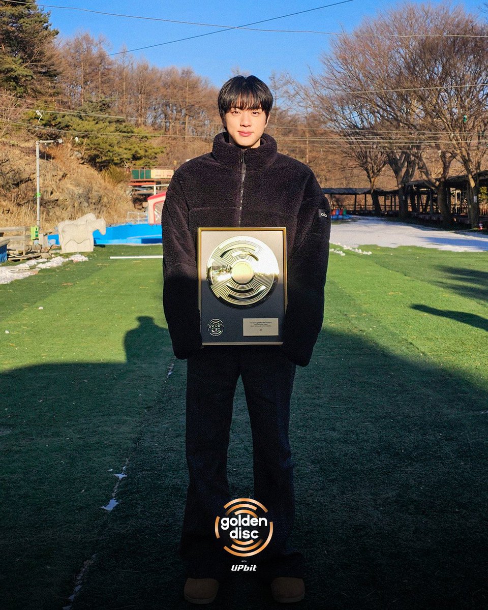 rize07addict's tweet image. #JIN holding his Golden Disc Popularity Award and thanking us,,😭😭😭 this just made my day,, all of it was worth it spreading those complex GDA tutorials and pushing hard against strong opposition fandom,, every bit of it led to this moment,, never let ANYONE gaslight you into…