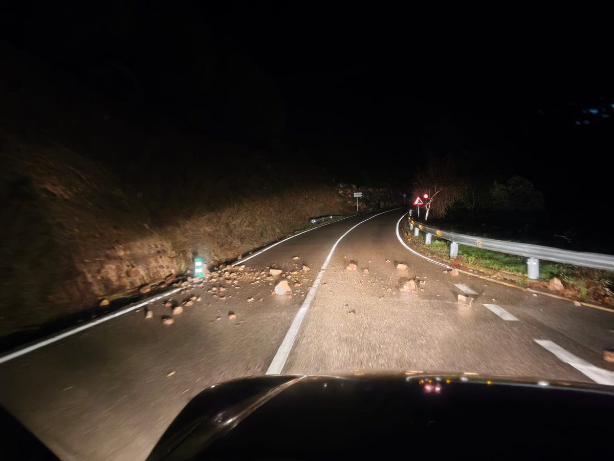 adflamorera089's tweet image. Finalitzat l'episodi de llevantada #inuncat que ens ha deixat més de 100L molt ben caiguts. Retirem vàries pedres i petites esllavissades del terme.

Ara, canvi de temps i entrada de vent de mestral.