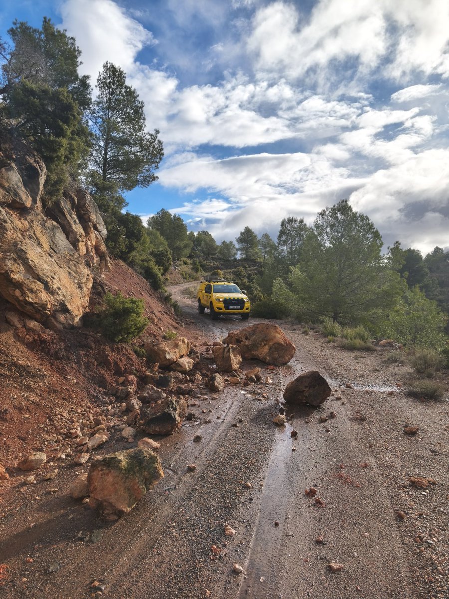 adflamorera089's tweet image. Finalitzat l'episodi de llevantada #inuncat que ens ha deixat més de 100L molt ben caiguts. Retirem vàries pedres i petites esllavissades del terme.

Ara, canvi de temps i entrada de vent de mestral.