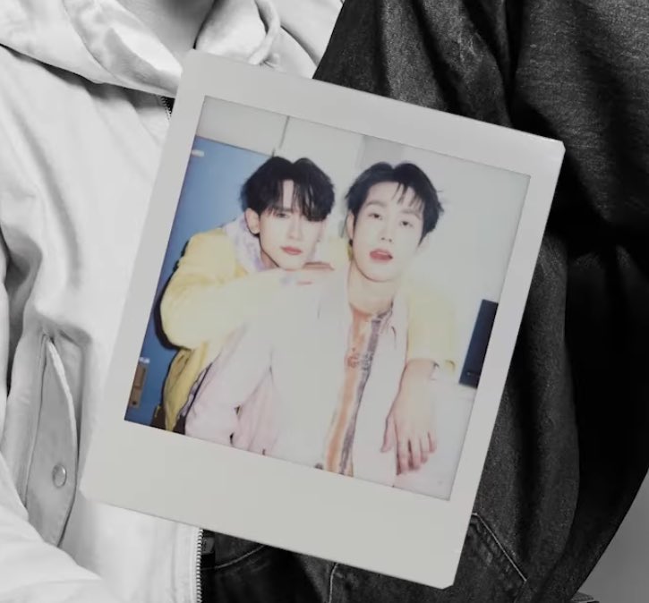 ssafeffor's tweet image. “เรือลำนี้มันก็ยังแล่นไปได้อีกไกลมากๆ เท่าที่ทะเลนี้จะพัดไปไหว ก็ไปผจญภัยกันอีกเยอะๆ ทุกวันนี้มันก็แฮปปี้มากๆแล้ว” ชั้นร้องกับประโยคนี้ของฟอสอะ รักความสัมพันธ์ของฟอสบุ๊คมากๆ เติบโตไปด้วยกันเรื่อยๆเลยนะ ฟอสบุ๊คnever die เว้ยย 

#ELLEBsideStoryxForceBook