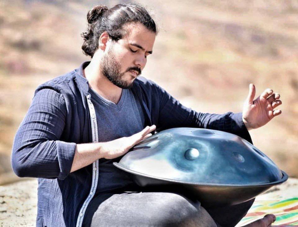 🛑قتل دانشجوی دانشگاه هنر بدست مامورین حکومتی

بر اساس گزارشات رسیده، #امیرعلی_زارعی جوان ۳۵ ساله، در روز ۱۹ دی‌ماه در محلهٔ مجیدیهٔ تهران با شلیک گلوله به قتل رسیده است. او دانشجوی کارشناسی ارشد #دانشگاه_هنر و دانش‌آموخته مقطع کارشناسی در رشته برق بود.

#یاد_آر