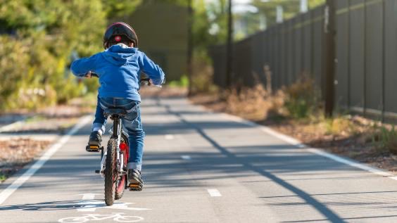 Muchos adultos han perdido el miedo a transportase en 🚲 por infraestructura deficiente, pero cuando se trata de pedalear con infantes sus temores resurgen. ¿Cómo podemos hacer que nuestras calles sean más seguras para que los 👦 puedan andar en bicicleta? theguardian.com/environment/bi…