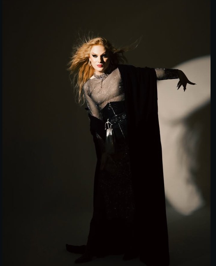 Todo o amor do mundo pra umas das vozes mais deliciosas de se ouvir, pra uma das pessoas mais incríveis e pra uma das maiores artistas que eu tive o prazer de me apaixonar. Feliz vida, <a href="/Lorelay_Fox/">Lorelay Fox</a>. Muitos e muitos anos pela frente 🤍✨