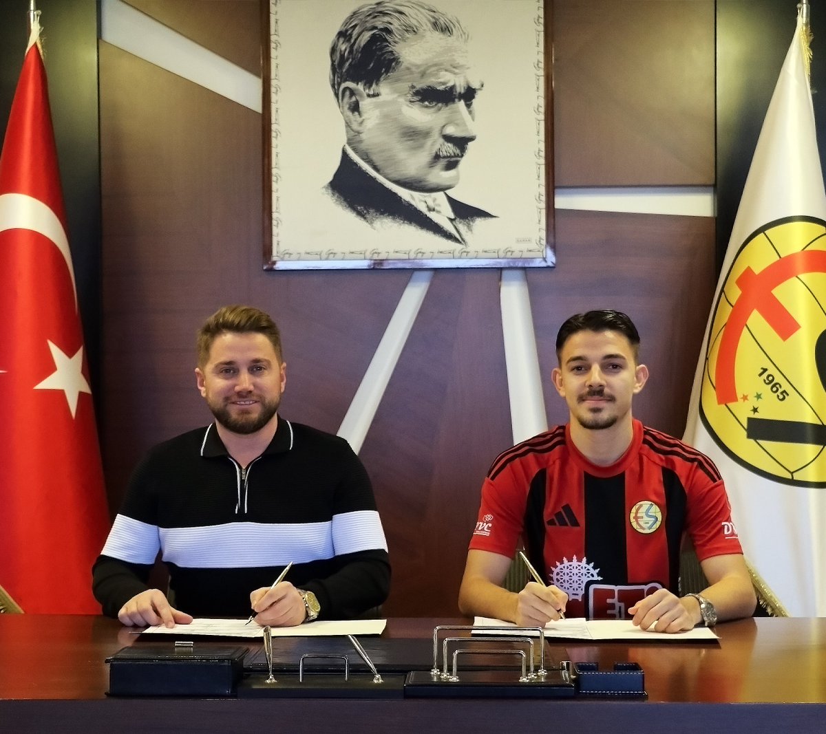 ⚫️🔴  Hoş geldin Murat Şenel!  ✍️

Kulübümüz son olarak Yalova FK 77’de  forma giyen 22 yaşındaki sağ bek Murat Şenel ile anlaşma sağlamıştır.

Murat Şenel’e Büyük Eskişehirspor camiasına hoş geldin diyor, siyah-kırmızı forma altında başarılar diliyoruz.