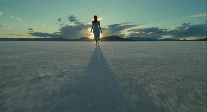 "Ya sólo me interesa los amigos que suman y los besos que restan penas, las caricias que se dan porque sí y el amor sin factura y sin descuentos. Sólo me interesan las manos tendidas, el ahora en vista, el cielo en tierra, los abrazos, para cerrar heridas".
Ángeles Caso