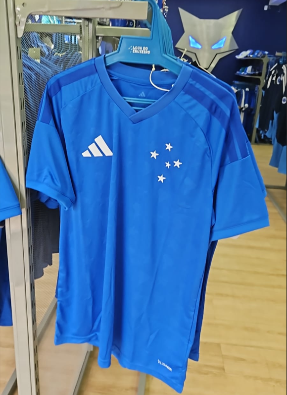 O azul e as 5 estrelas do Cruzeiro formam uma obra de arte. Torcer para o time que tem uma das camisas mais bonitas do mundo é um privilégio que o cruzeirense tem.