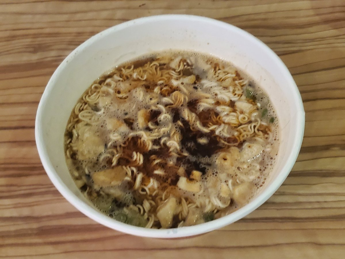 70ドルのホテルで70セントのカップ麺😂。おいしいけど泳いでお腹すいたから足りんかった😓。またかってこよう