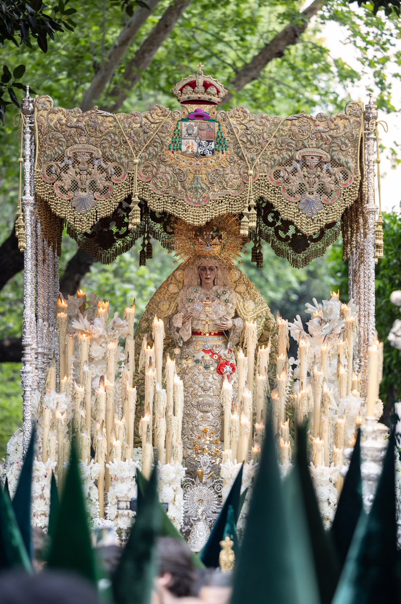 -Un cristo
-Una virgen 
-Un misterio 
-Un palio