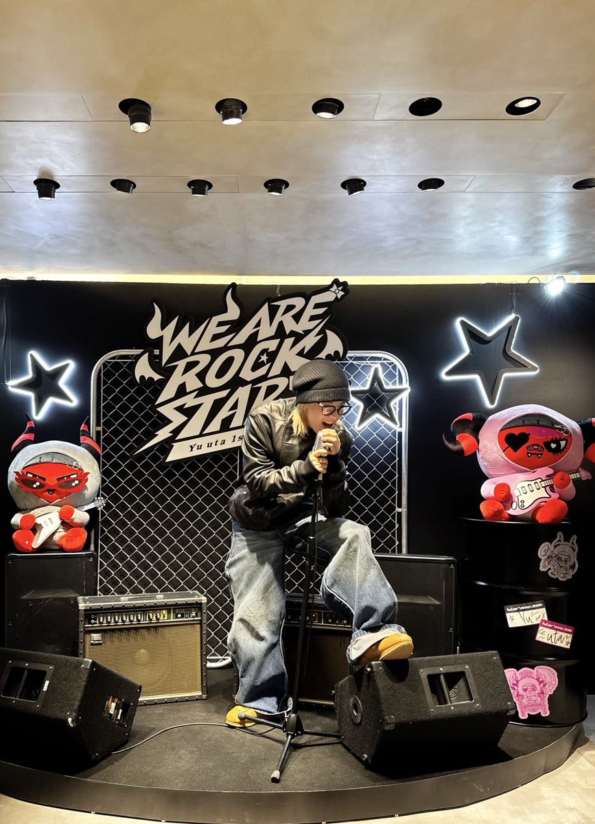 NCT_OFFICIAL_JP's tweet image. ユウタが〈Yu・uta〉初のPOP UP『Yu uta 1st POP UP -WE ARE ROCK STARS-』に遊びに来ました😈🎸
フォトスポットでステージに立って記念撮影をしたり、シズニのみなさんが書いてくださったメッセージを読んだりと、〈Yu・uta〉と一緒に楽しい時間を過ごしました！…