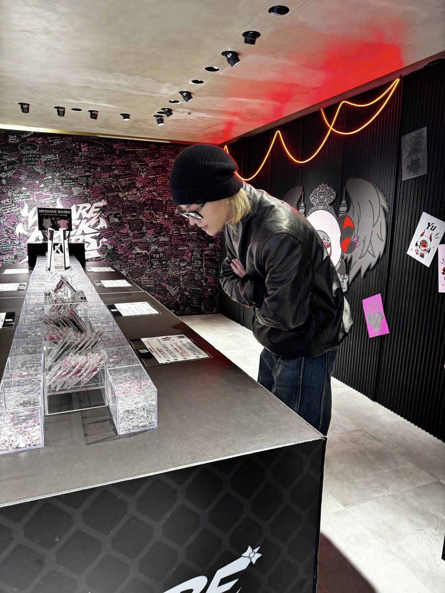 NCT_OFFICIAL_JP's tweet image. ユウタが〈Yu・uta〉初のPOP UP『Yu uta 1st POP UP -WE ARE ROCK STARS-』に遊びに来ました😈🎸
フォトスポットでステージに立って記念撮影をしたり、シズニのみなさんが書いてくださったメッセージを読んだりと、〈Yu・uta〉と一緒に楽しい時間を過ごしました！…