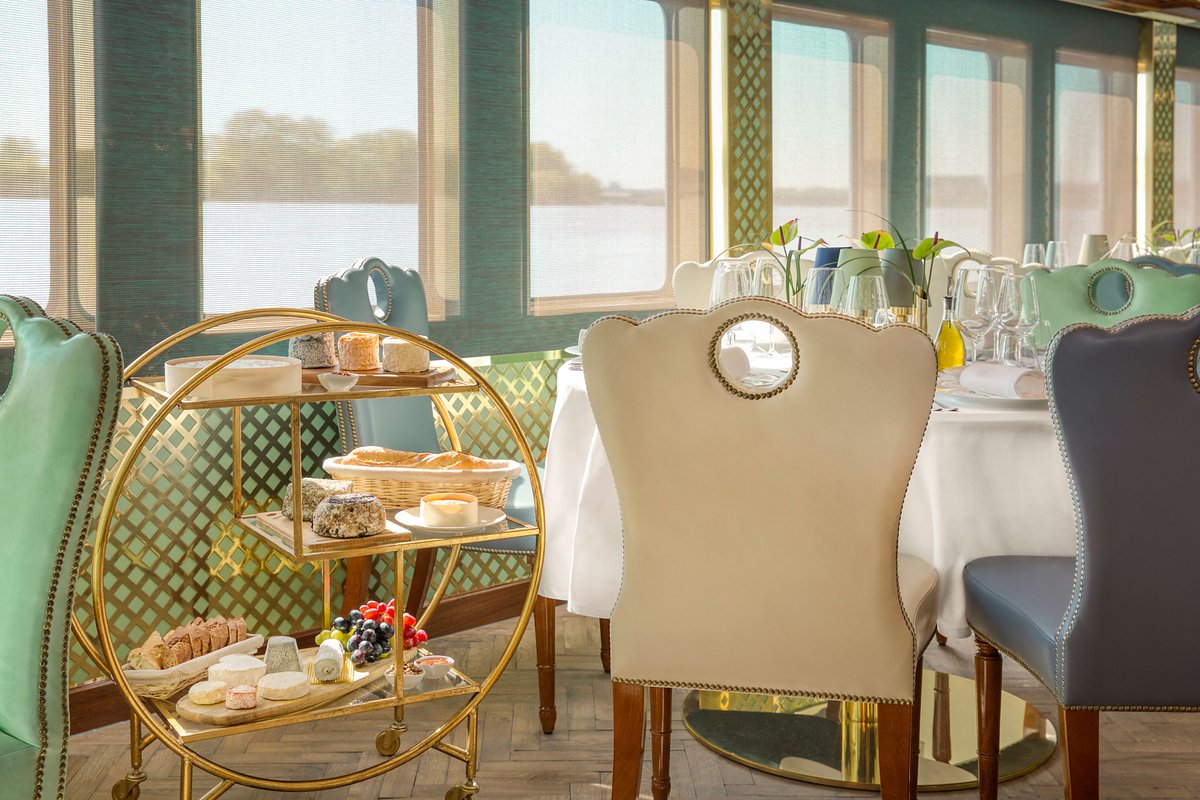 ExplorerNow's tweet image. Set sail on one historical and invigorating journey through Southwestern France with Uniworld's Brilliant Bordeaux. Explore the country’s breathtaking backdrops, wines, and cultural treasures across the region, wandering through historic landmarks and magnificent vineyards.