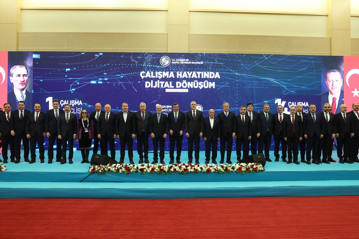 Panel oturumunda dijitalleşmenin çalışma hayatında oluşturduğu etkileri ve riskleri ayrıntılı şekilde değerlendirdik. Memur-Sen olarak, bu sürecin emeği zayıflatan değil; emeği güçlendiren bir dönüşüme dönüşmesi için görüş ve taleplerimizi net biçimde ortaya koyduk.

Altını