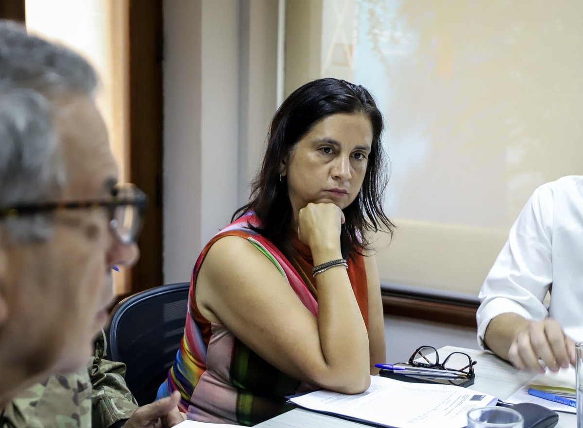 MinagriCL's tweet image. Desde 📍Senapred Ñuble, la ministra Ignacia Fernández - quien está como enlace en la Región de Ñuble - junto al subsecretario de @SubseDefensa, Ricardo Montero; delegado @DPRNuble, Rodrigo García, gobernador Óscar Crisóstomo y equipos de @conaf_minagri, @Senapred, Bomberos,…