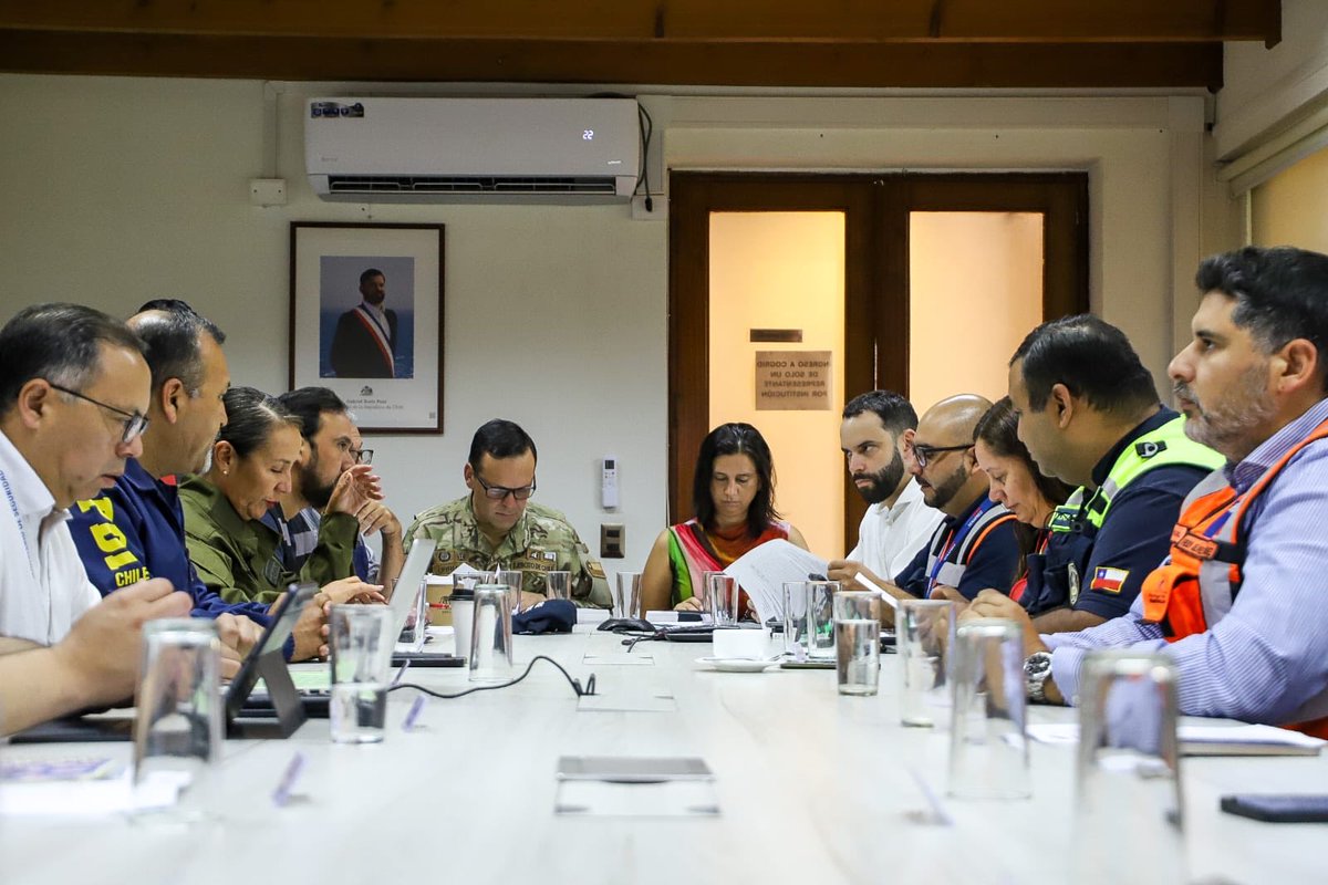 MinagriCL's tweet image. Desde 📍Senapred Ñuble, la ministra Ignacia Fernández - quien está como enlace en la Región de Ñuble - junto al subsecretario de @SubseDefensa, Ricardo Montero; delegado @DPRNuble, Rodrigo García, gobernador Óscar Crisóstomo y equipos de @conaf_minagri, @Senapred, Bomberos,…