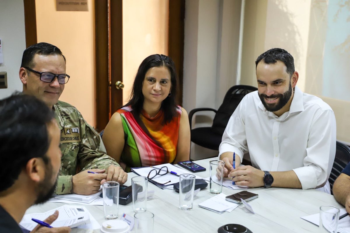 MinagriCL's tweet image. Desde 📍Senapred Ñuble, la ministra Ignacia Fernández - quien está como enlace en la Región de Ñuble - junto al subsecretario de @SubseDefensa, Ricardo Montero; delegado @DPRNuble, Rodrigo García, gobernador Óscar Crisóstomo y equipos de @conaf_minagri, @Senapred, Bomberos,…