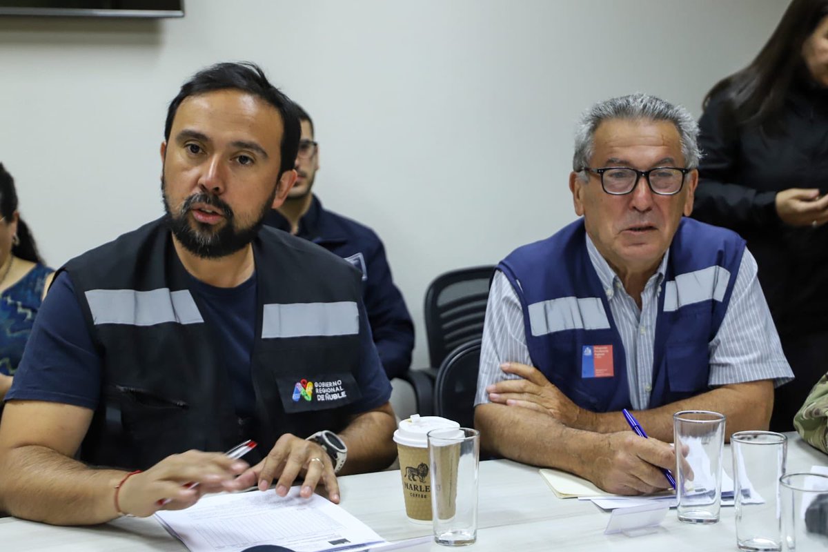 MinagriCL's tweet image. Desde 📍Senapred Ñuble, la ministra Ignacia Fernández - quien está como enlace en la Región de Ñuble - junto al subsecretario de @SubseDefensa, Ricardo Montero; delegado @DPRNuble, Rodrigo García, gobernador Óscar Crisóstomo y equipos de @conaf_minagri, @Senapred, Bomberos,…