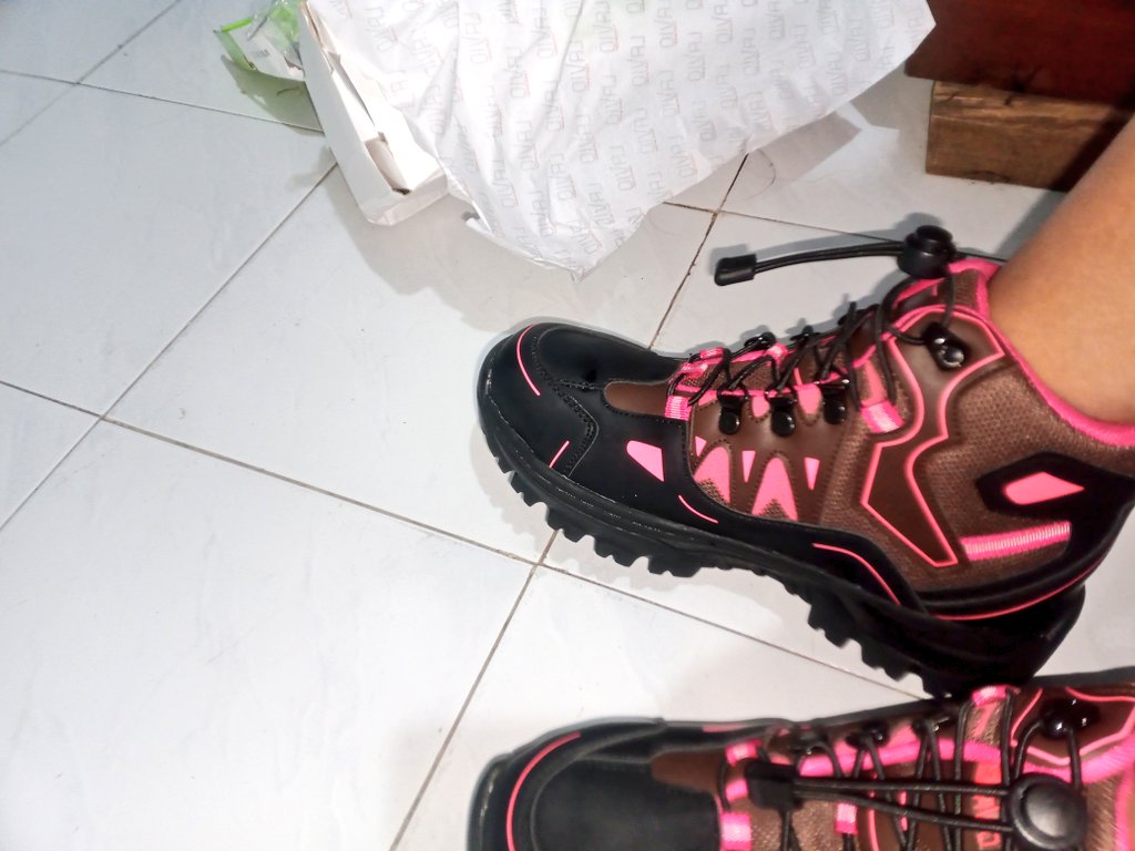 makeufl's tweet image. karna aku ga punya someone to talk.
look! aku punya sepatu hiking😋🫶