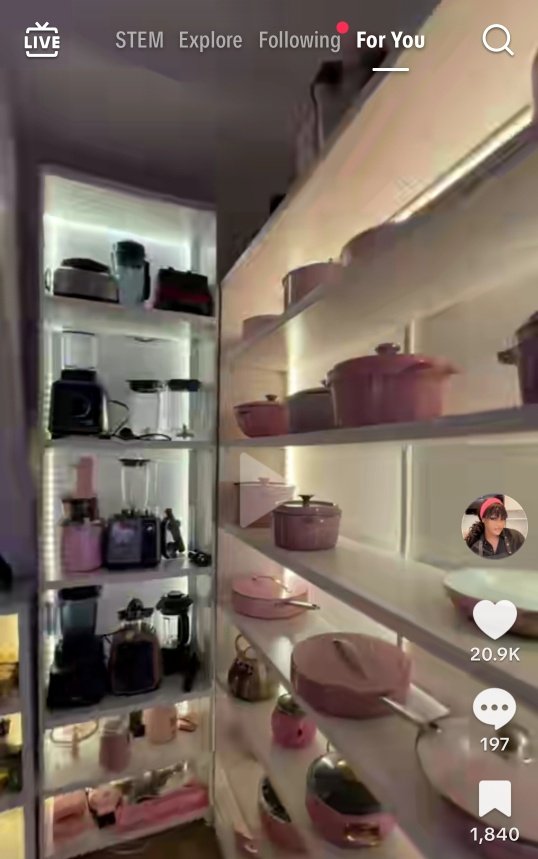 Omo, as some girls dey hustle to test new wig, some dey busy tear new pots..