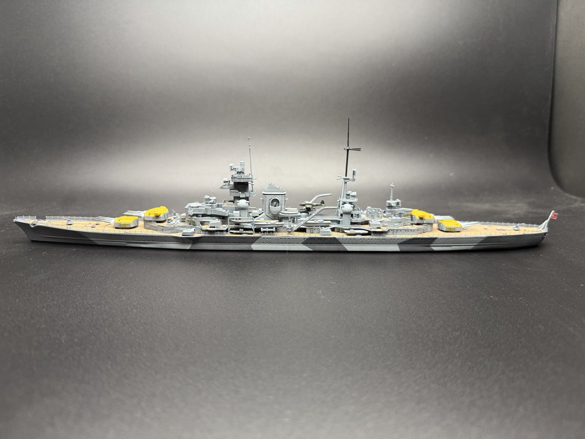 #架空艦
ヒンデンブルク
タミヤのプリンツオイゲンをベースに制作
主砲を20cm三連装に強化。船体を少し
延長して主砲後部に高角砲を増設。
ヒッパー級の強化版を意識しました。
