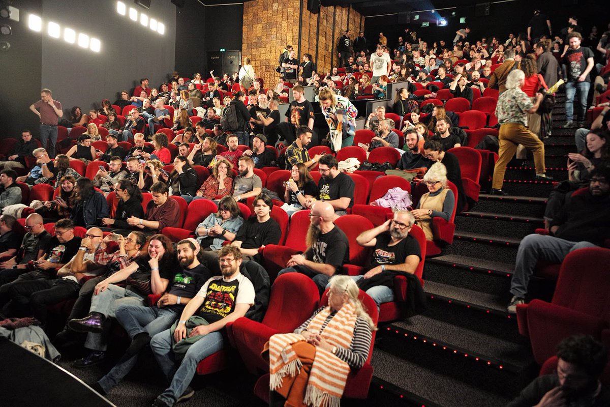 Absurde Séance tweet media