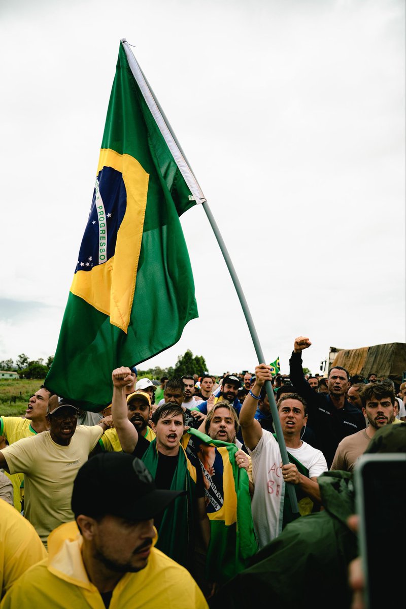 movadvdireitabr's tweet photo. Pavilhão Nacional!
Jamais será vermelha. 
ACORDA BRASIL 🇧🇷 https://t.co/a4j5BjEJcF