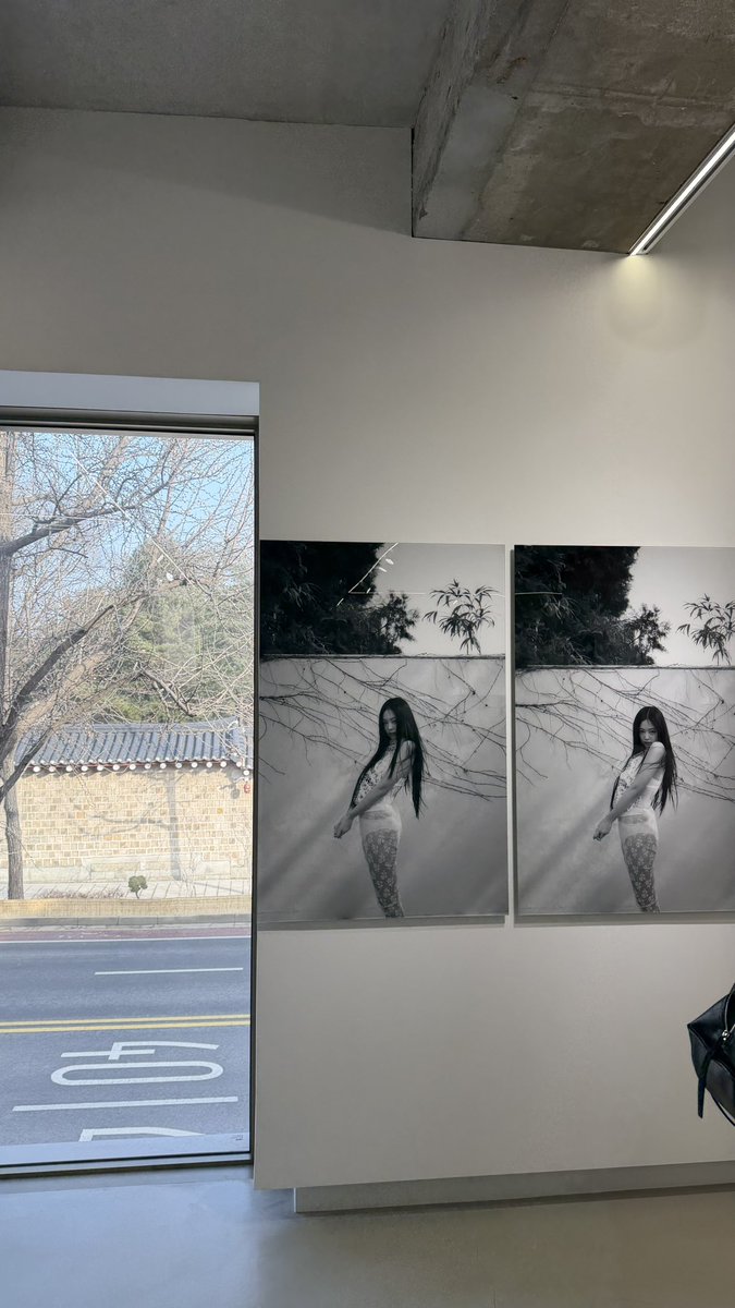 스물다섯의제니정말좋은거야..♡

인터뷰영상에서처음에는예쁜사진들만셀렉했다가 근데이거전부결국은다나잖아~?하면서 전부보여준다는점이진짜제니를좋아하는이유중하나라고생각함..🫰🏻🫰🏻 (실제로안예쁜게어딨니. . )