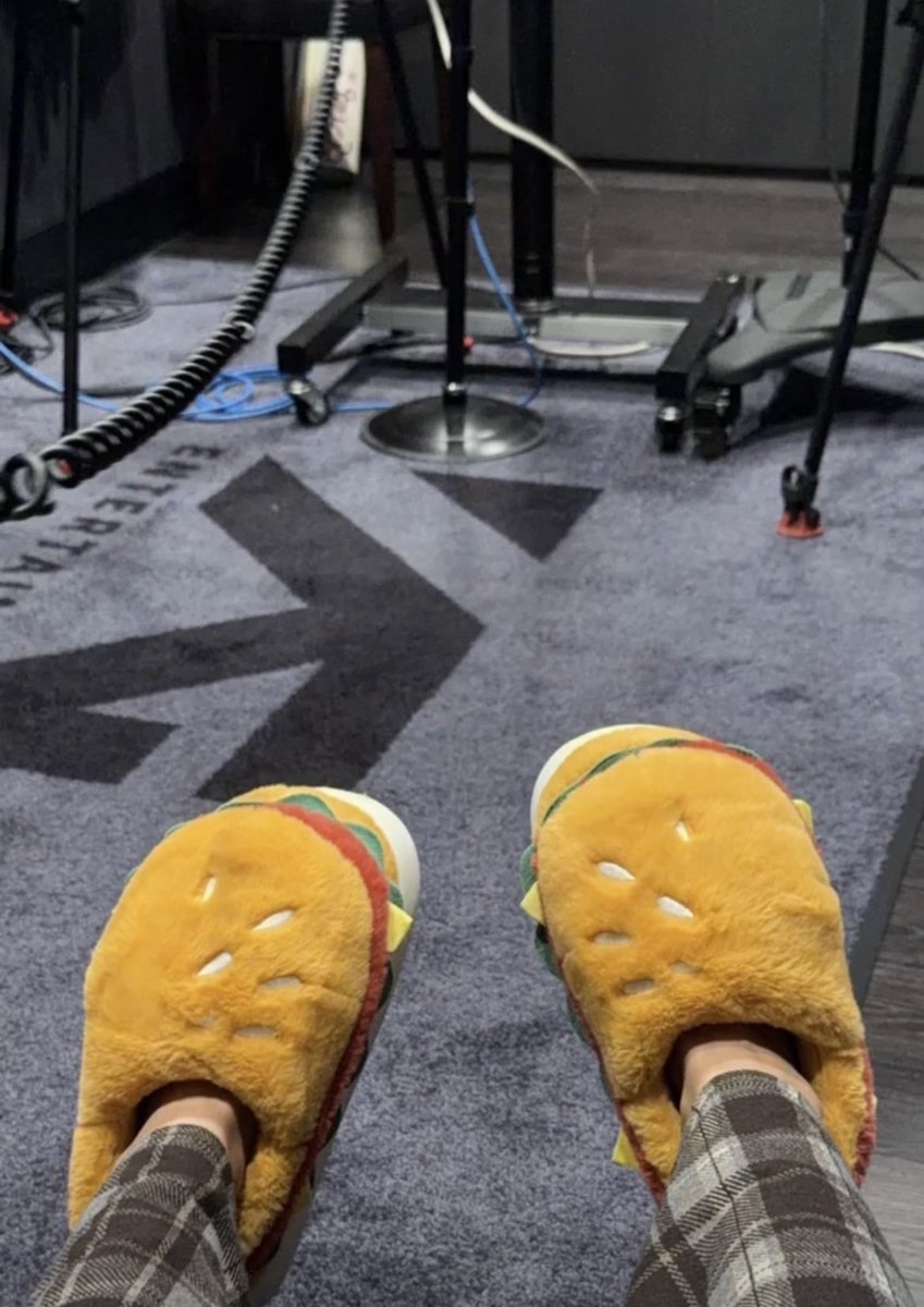 YGFacts_sprt's tweet image. The famous YG carpet in the recording studio 🙂‍↕️

#NEW_ALBUM energy.