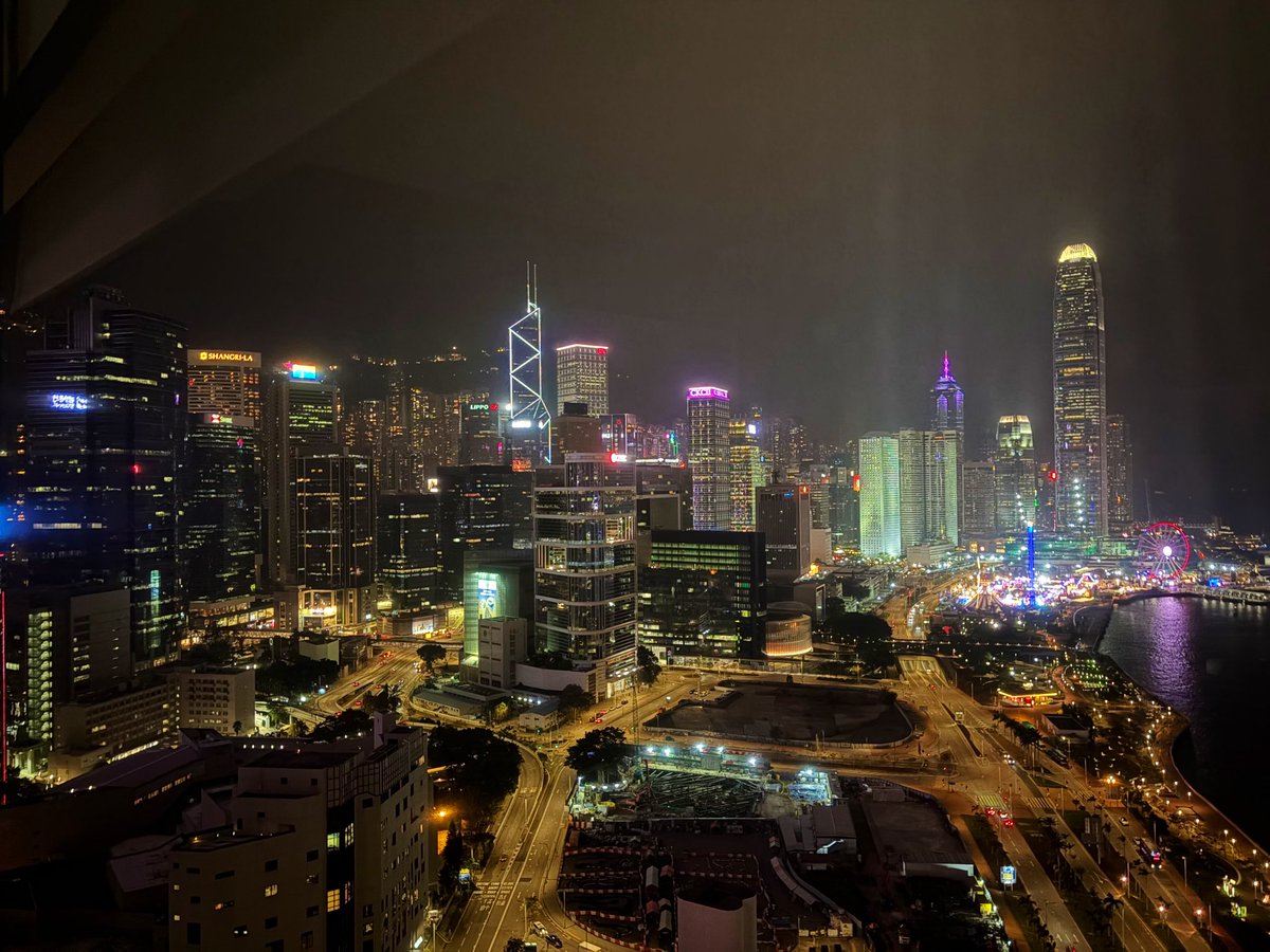 OntheRoadAJ's tweet image. Evening bedroom views. Cool to get panorama of both #HongKong Island &amp;amp; #Kowloon from same window!

Usually it’s either or, but occasionally can be both if at right angle in parts of Wanchai / Causeway Bay.

These taken from a harbour facing room at Grand Hyatt.