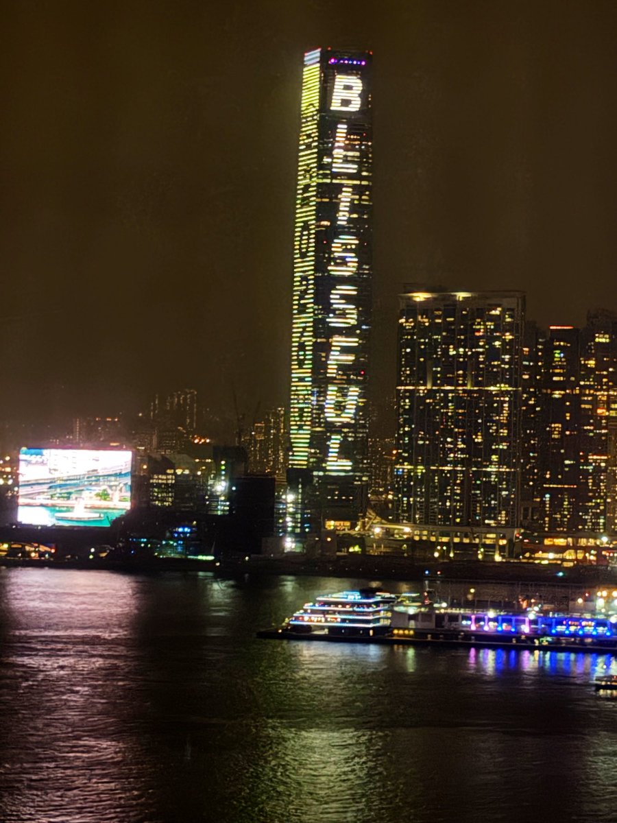 OntheRoadAJ's tweet image. Evening bedroom views. Cool to get panorama of both #HongKong Island &amp;amp; #Kowloon from same window!

Usually it’s either or, but occasionally can be both if at right angle in parts of Wanchai / Causeway Bay.

These taken from a harbour facing room at Grand Hyatt.