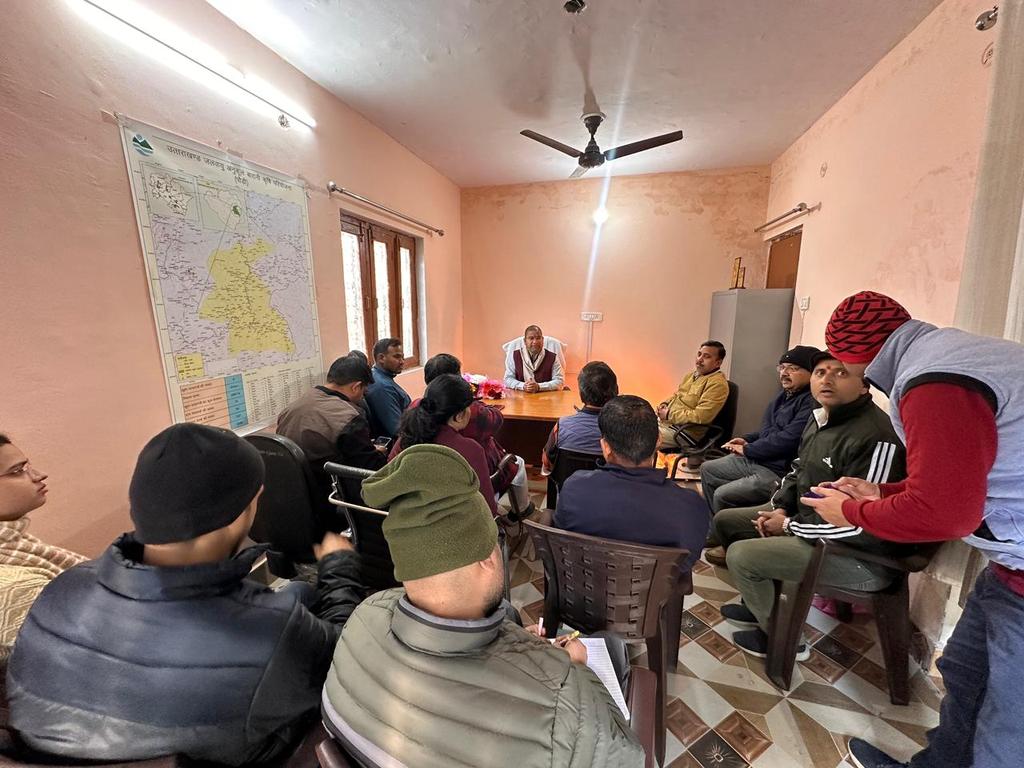 Ramesh_Gariya's tweet photo. आज कोटद्वार में जलागम प्रबंधन कार्यालय का निरीक्षण किया । एवं जलागम प्���बंधन द्वारा चल रहे विभिन्न परियोजनाओं की प्रगति के बारे में समीक्षा की तथा परियोजना के बारे में धरातलीय रिपोर्ट तैयार करने व निश्चित अवधि के अंतराल में प्रगति कार्य का मूल्यांकन किये जाने के निर्देश दिए। https://t.co/qR3xAo9uDX