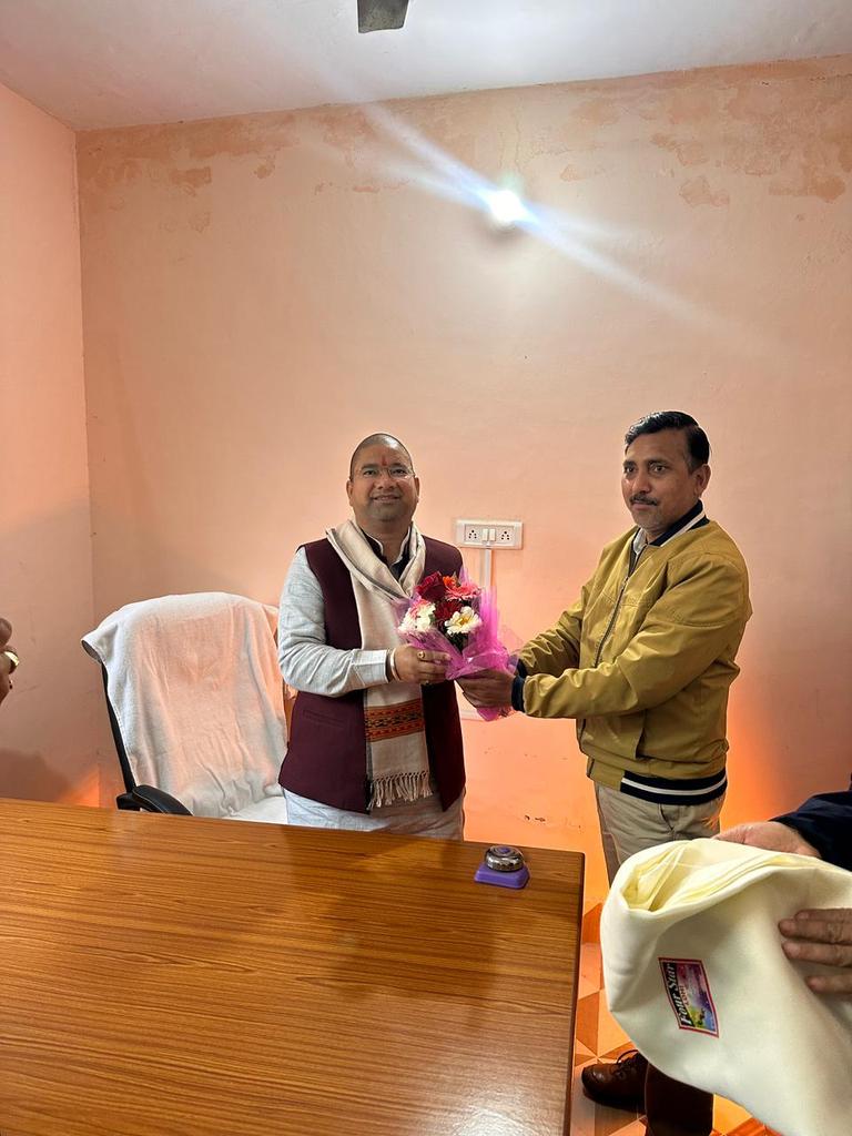 Ramesh_Gariya's tweet photo. आज कोटद्वार में जलागम प्रबंधन कार्यालय का निरीक्षण किया । एवं जलागम प्���बंधन द्वारा चल रहे विभिन्न परियोजनाओं की प्रगति के बारे में समीक्षा की तथा परियोजना के बारे में धरातलीय रिपोर्ट तैयार करने व निश्चित अवधि के अंतराल में प्रगति कार्य का मूल्यांकन किये जाने के निर्देश दिए। https://t.co/qR3xAo9uDX