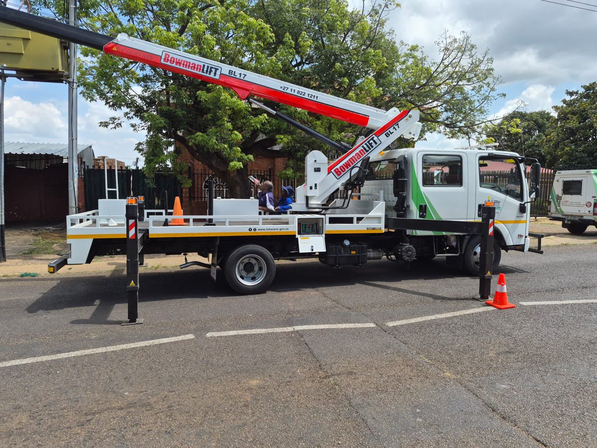 kholofeloMorodi's tweet photo. 💡 Streetlight repairs are underway in Laudium, Bengal Street (Region 4, Ward 61)! @CityTshwane 

Restoring safety, visibility &amp; dignity to our community—thank you for your patience as we brighten our streets again. 🌃✨ #ServiceDelivery #Laudium #Ward61 https://t.co/Gqobjj8WY4