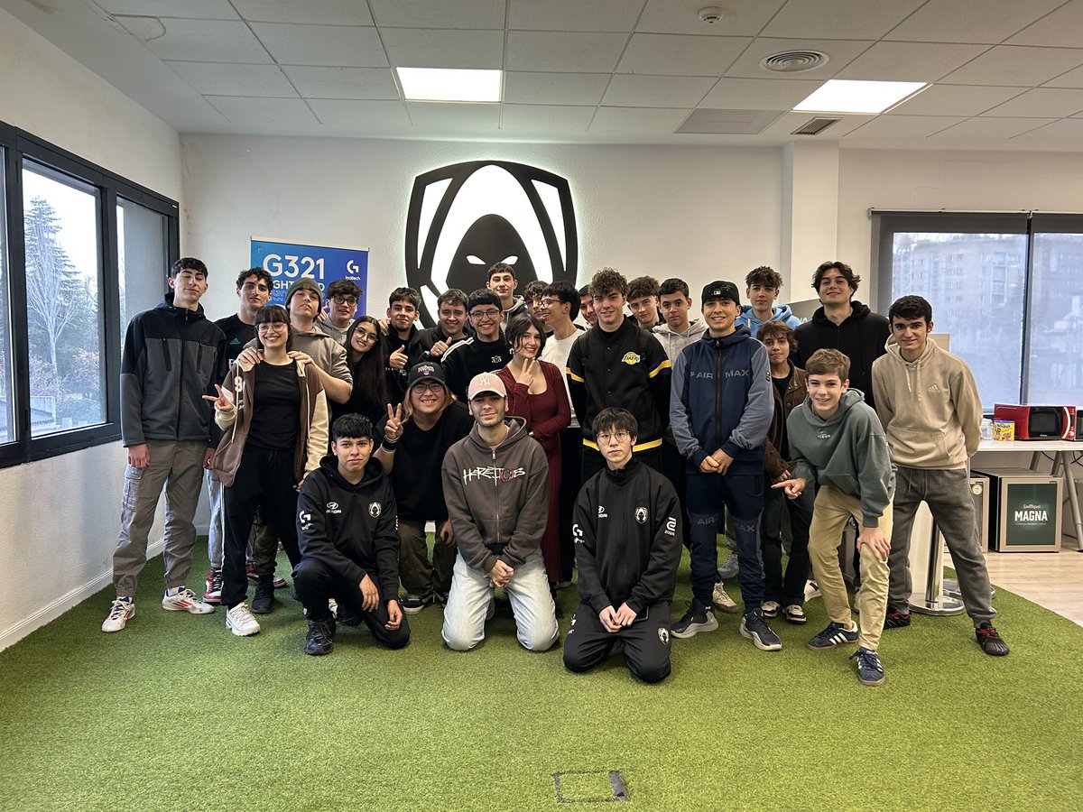 HereticsBrawl's tweet photo. Team Heretics no es solo el equipo que salta a la arena, es cada uno de vosotros empujando desde atrás 🛡️

Gracias a todos los que vinisteis al fan meeting by @LogitechG el pasado sábado. Sois los mejores 🤍 https://t.co/CuLP8OKDDe