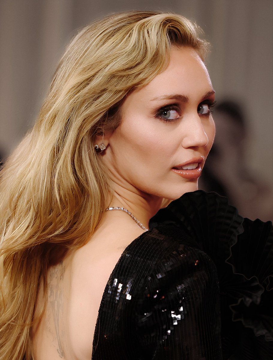 hqmileynow's tweet image. Dispersa... Miley Cyrus NÃO foi indicada ao #Oscar com “Dream As One”, trilha de Avatar 3.