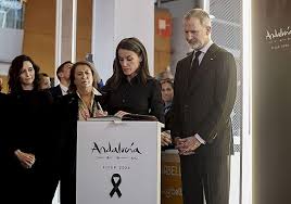 Mucho postureo para firmar el libro de condolencias, pero no se reunieron con los familiares de los desaparecidos que exigieron, con razón, que no hubiera dirigentes políticos.
Zarzuela al servicio de la clase política y no de quienes les pagan el sueldo.