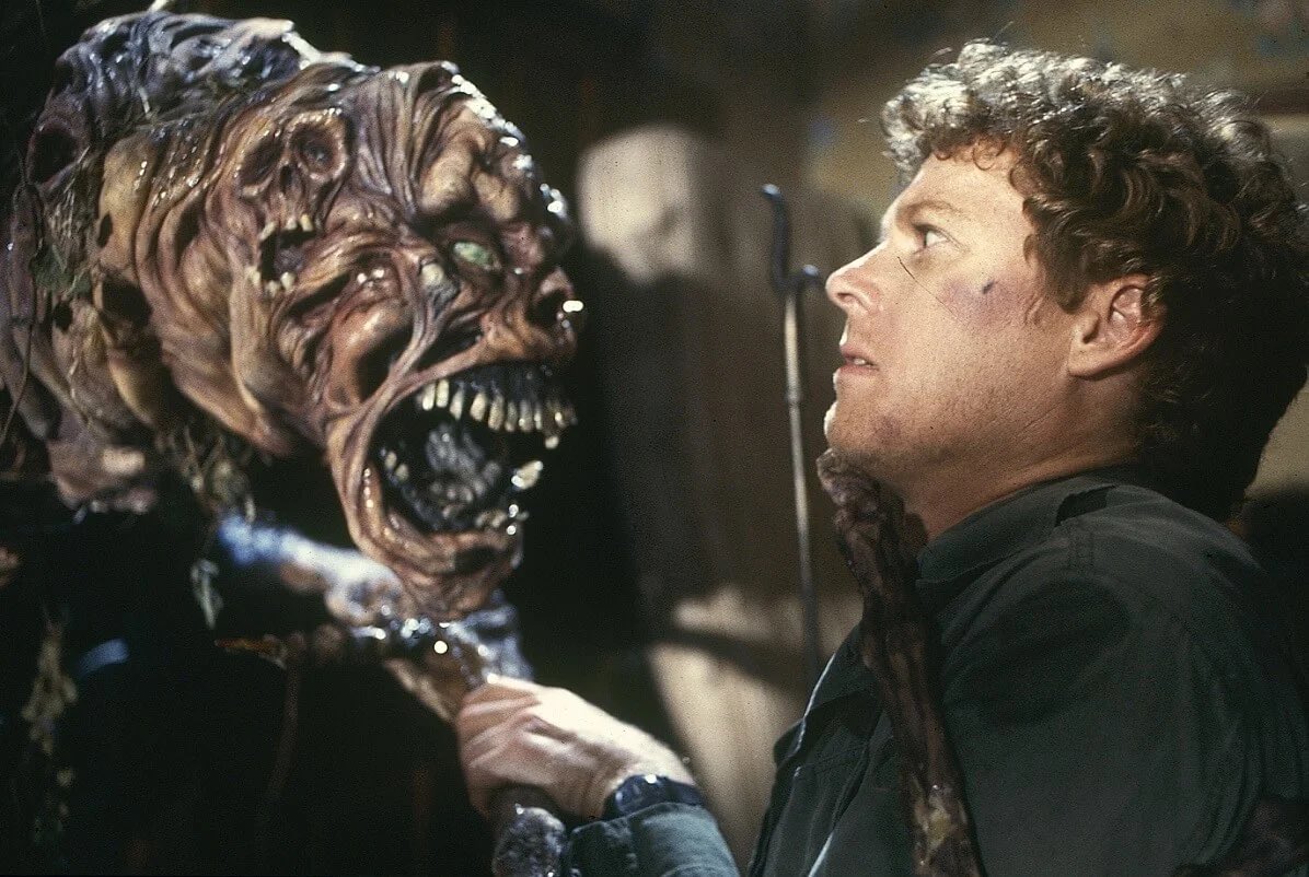 Roybattyforever's tweet image. Los 80 son una época apasionante. Héroes forzudos, películas míticas, blockbusters más grandes que la vida... pero también films pequeños de serie B que hay que reivindicar.

Aquí os presento un hilo con maravillosas películas de culto de los 80.