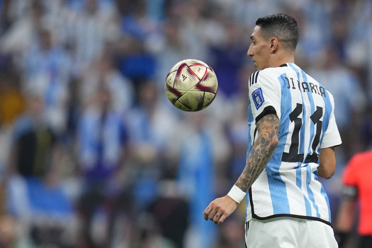 Fabricó un penal, hizo un gol y le destrozó la cadera a Kounde en el partido por la estrella.

Sabe cuánto pesa. Requisito INDISPENSABLE para no ser comparado. La historia lo agigantará a Di María en cada segundo que pase de aquí a la eternidad.