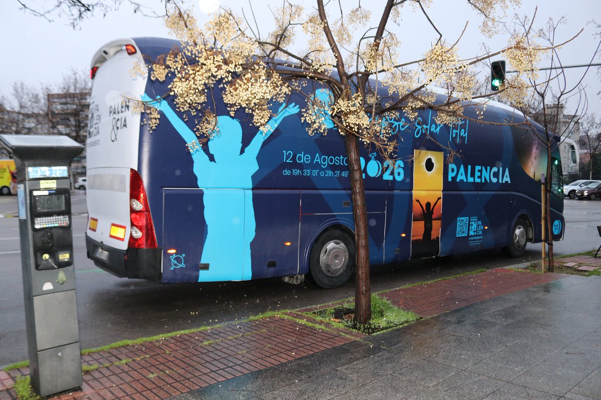 PalenciaAyto's tweet photo. 🚍 Difundimos en #Madrid, en el marco de @fitur_madrid, la imagen promocional del #sello #PalenciaGastronómica y del #EclipseTotalSolar por medio de un #autobús que circulará por las calles del centro de la capital de España durante una semana👇
https://t.co/Hp5IqkMk2n https://t.co/NXIQXniOGW