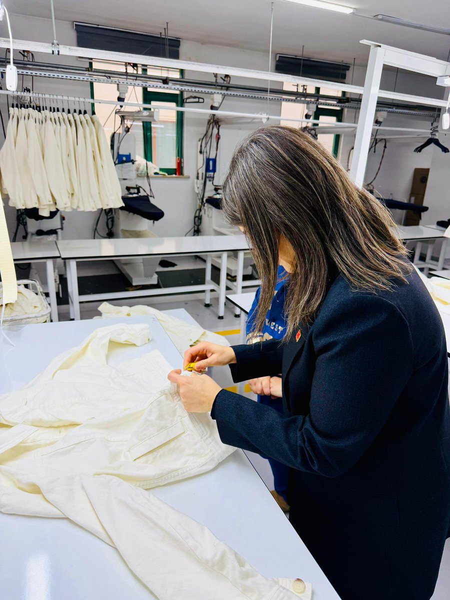 Çekmeköy’de kadın işçilerle bir araya gelerek emeği görünmez kılan, güvencesizliği dayatan bu düzene karşı onların sözünü dinledik. Yalanlarla normalleştirilmeye çalışılan bu kara düzenin karşısında gerçekleri konuştuk. 

Fabrikada, atölyede, evde veya ofiste; nerede olursak