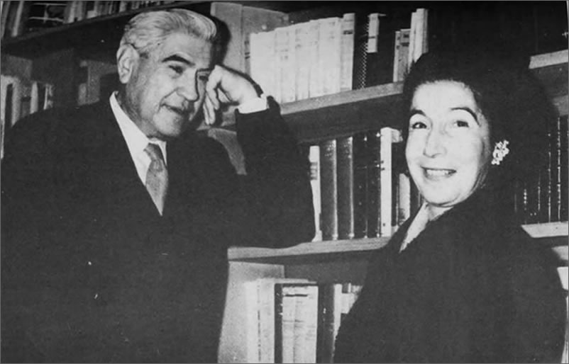 Manuel Rojas: 
Una vida amarga gozosamente vivida. 
Por Olga Arratia. 
La Nación, 18 de marzo de 1973. 
letras.mysite.com/mroj220126.html 
"Quiero que el gigante sonría a mi lado". Así fue. Ahí está ese hermoso recuerdo. A mi lado Manuel Rojas, al fondo las hermosas ediciones extranjeras..