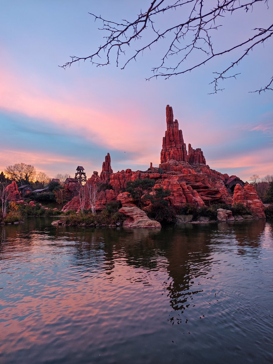 LesRevesDeVic's tweet photo. ✨ Disneyland Paris au lever de soleil ✨ https://t.co/0hjcgGjh6J