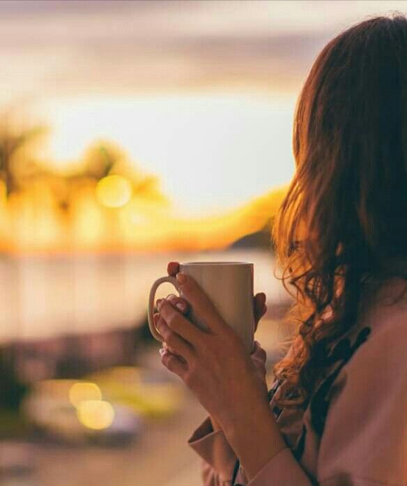 Sin dejar de mirar el cielo... Mi Cielo.
Hay amaneceres que nos roban el aliento, que son una caricia para el alma, un placer para todos los sentidos.
Hay instantes que quedan en la memoria como una bella fotografía.

#CaféConTuPoesía
#PoesíaYErotismo