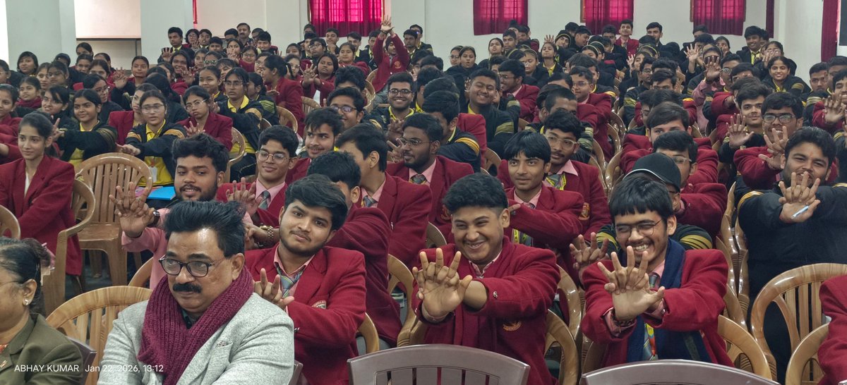 🚦 सड़क सुरक्षा जागरूकता कार्यक्रम 🚦
पुलिस अधीक्षक, यातायात पटना के मार्गदर्शन में कम्युनिटी ट्रैफिक पुलिस (एन०सी०सी उड़ान) द्वारा सेंट करेंस हाई स्कूल, पटना में सड़क सुरक्षा एवं प्राथमिक चिकित्सा जागरूकता प्रशिक्षण का आयोजन किया गया।
#सड़क_सुरक्षा
#RoadSafety
#TrafficAwareness