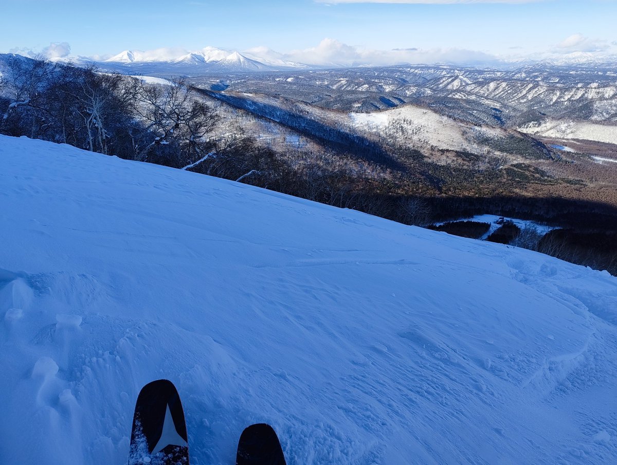 左に見える白く美しい山が、十勝岳、美瑛岳などなど。
もちろん海外ゲストもそれなりにはいるが、とこかのスキーリゾートパニックには程遠く、むしろ経営や町の経済と調和が取れている感。

家から15分でこのゲレンデに住む今、もう日本で住みたい場所もそう多くはない。
#北海道
#新得 
#サホロ